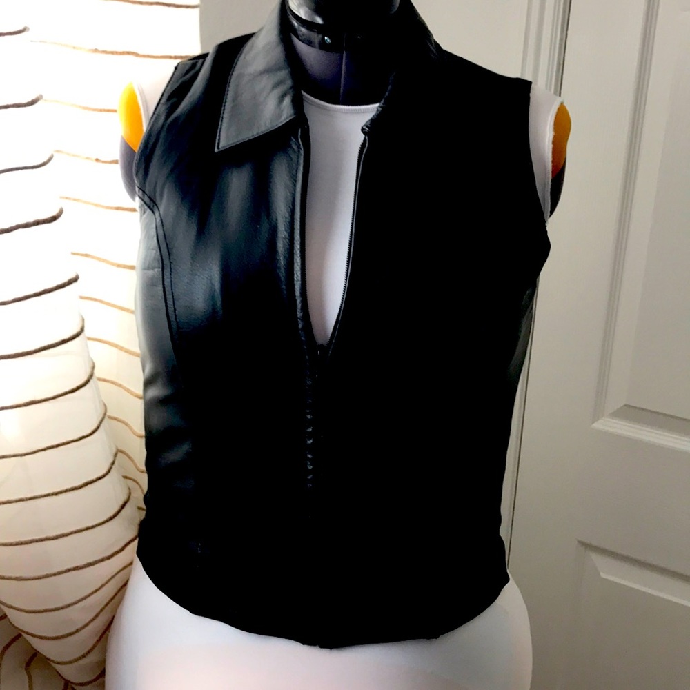 Zip leather vest with a stretchy back comfort fit